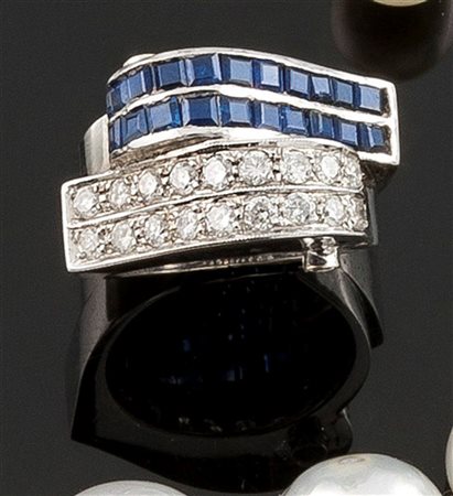 ANELLO Anello in oro bianco, sommità composta da due volute disposte a...