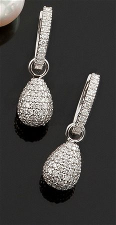 COPPIA DI ORECCHINI Coppia di orecchini in oro bianco, a cerchio, con due...