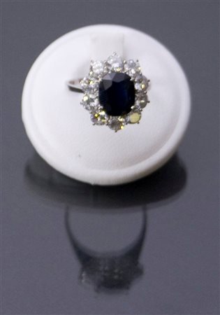 ANELLO Anello in oro bianco con al centro zaffiro di taglio ovale di ct 2,90...