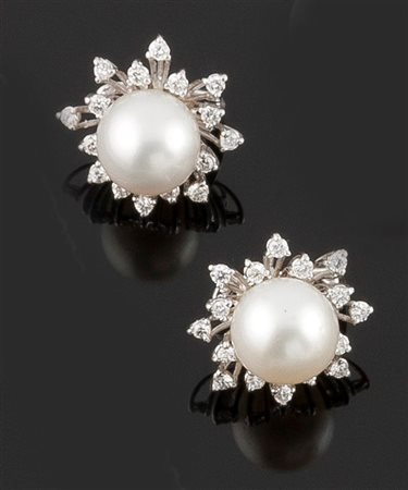 COPPIA DI ORECCHINI Coppia di orecchini in oro bianco con perle australiane...