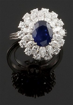 ANELLO Anello in oro bianco, a forma di fiore, con al centro zaffiro di...