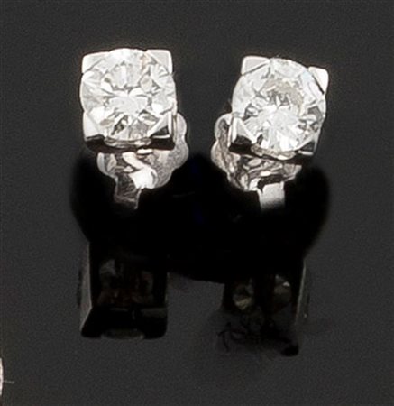 COPPIA DI ORECCHINI Coppia di orecchini in oro bianco a lobo, con due...