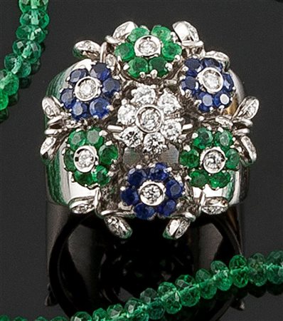 ANELLO Grande anello in oro bianco, sommità con fiori mobili con piccoli...