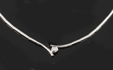 GIROCOLLO Girocollo composto da segmenti rigidi in oro bianco, terminante...