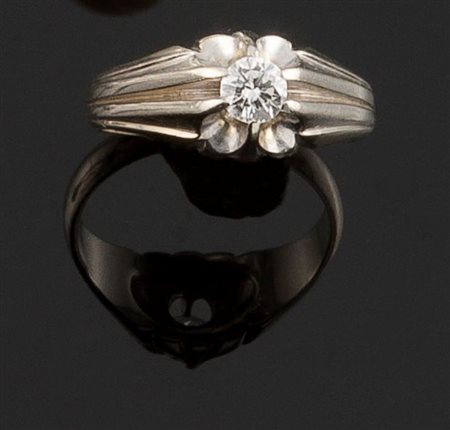 ANELLO Anello in oro bianco, da uomo, con al centro diamante taglio brilante...