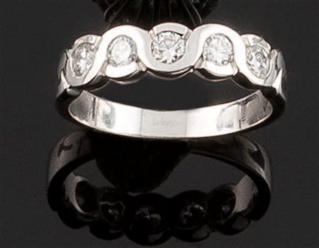 ANELLO Fedina in oro bianco, sommità ad intreccio, con incastonati cinque...