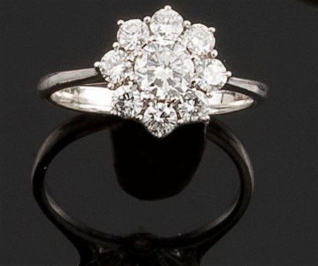 ANELLO Anello in oro bianco con al centro diamante di ct 0,45 ca e contorno...