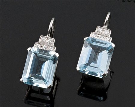 COPPIA DI ORECCHINI Coppia di orecchini in oro bianco, a monachella, con due...