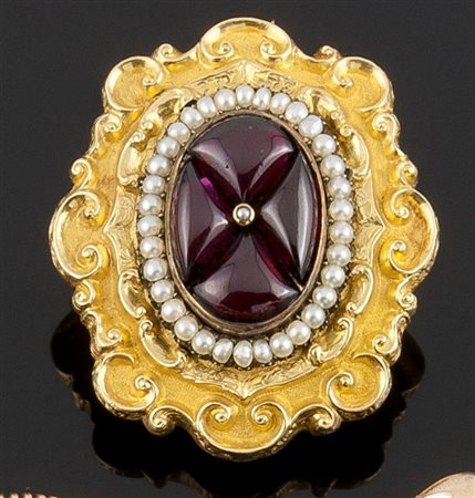 SPILLA Spilla antica in oro giallo, cesellata, XIX secolo, con al centro...