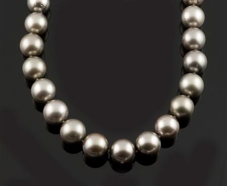 COLLANA DI PERLE Collana composta da trentuno perle Tahiti dal diam di mm...