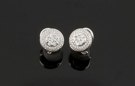 COPPIA DI ORECCHINI Coppia di orecchini in oro bianco, di forma rotonda, con...