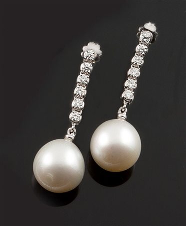 COPPIA DI ORECCHINI Coppia di orecchini in oro bianco con due grandi perle...