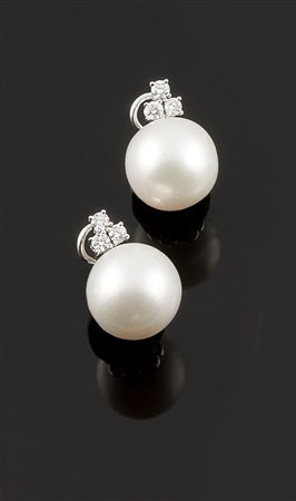 COPPIA DI ORECCHINI Coppia di orecchini in oro bianco con due grandi perle...