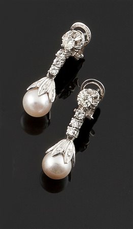 COPPIA DI ORECCHINI Coppia di orecchini pendenti in oro bianco con corpo in...