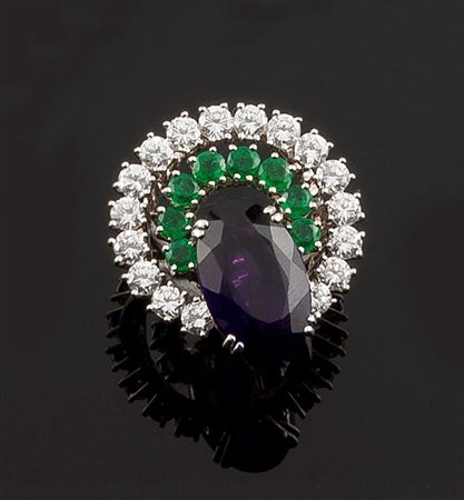 ANELLO Anello in oro bianco, sommità a forma di pavone stilizzato, con...