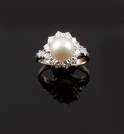 OLIVERO Anello in oro bianco, firmato"Olivero", con al centro una perla...
