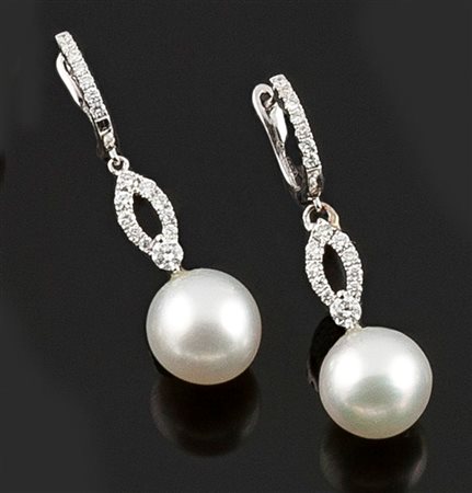 COPPIA DI ORECCHINI Coppia di orecchini in oro bianco con diamanti taglio...
