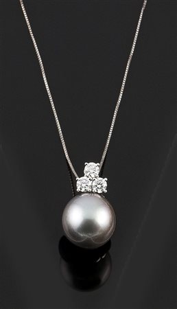 CATENA CON CIONDOLO Catena con ciondolo in oro bianco terminante con una...