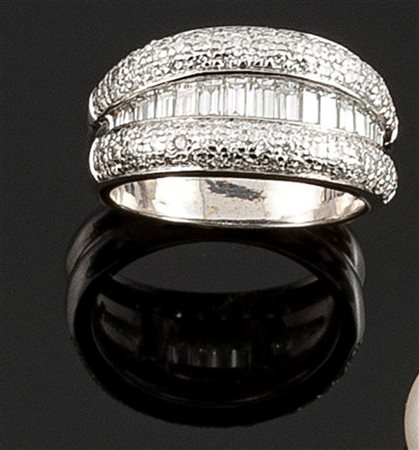 ANELLO Anello in oro bianco, a fascia, con elemento centrale composto da...