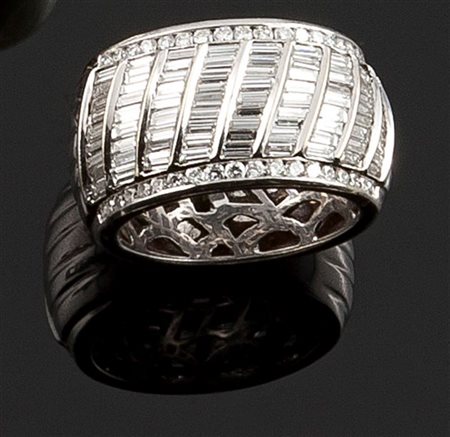 ANELLO Anello in oro bianco, a fascia, con diamanti taglio baguette...