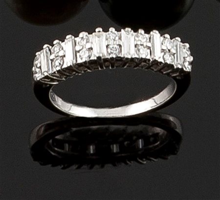 ANELLO Fedina in oro bianco con diamanti taglio brillante e baguette per...