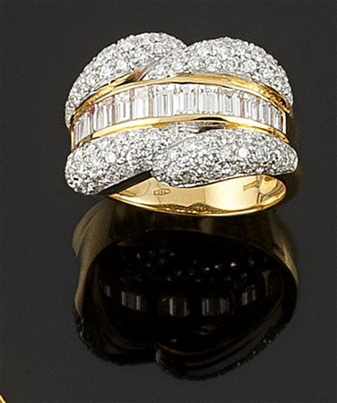 ANELLO Anello in oro giallo, a fascia, con al centro una fila di diamanti...