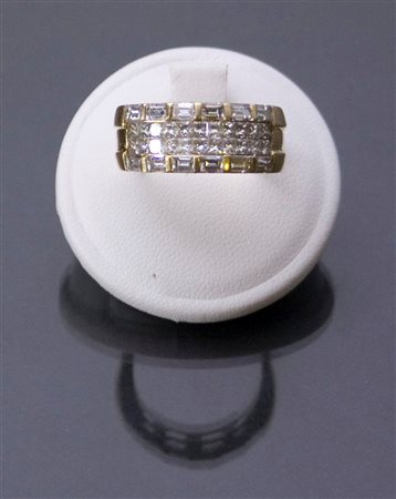 ANELLO Anello oro giallo, a fascia, con diamanti taglio princess e baguette...