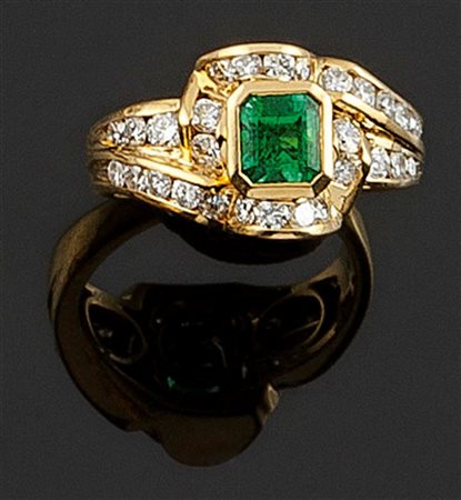 VISCONTI Anello in oro giallo, firmato "Visconti", con al centro smeraldo di...