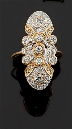 ANELLO Anello in oro giallo e bianco, con sommità in diamanti taglio...