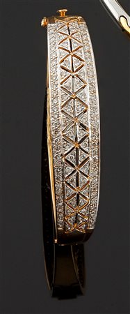 BRACCIALE Bracciale rigido in oro giallo 875 millesimi (21Kt), sommità...