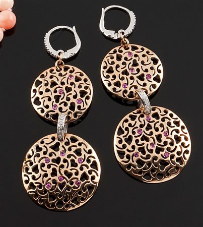 COPPIA DI ORECCHINI Coppia di orecchini pendenti in oro giallo composti da...