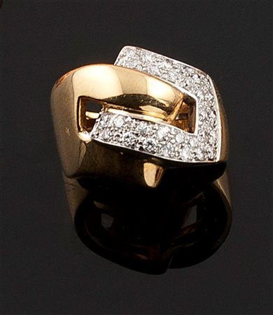 ANELLO Anello in oro giallo, a fascia, sommità ad intreccio con diamanti...