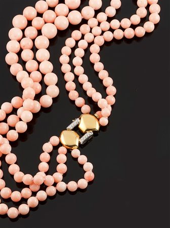COLLANA DI CORALLO Collana composta da tre fili di boules di corallo rosa a...