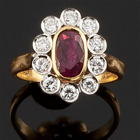 ANELLO Anello in oro giallo sommità a forma di fiore con al centro rubino di...