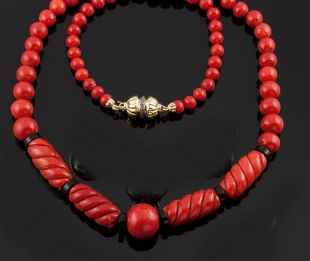 COLLANA DI CORALLO Collana di corallo rosso mediterraneo composta da boules a...