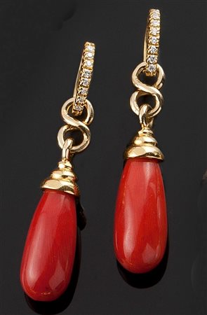 COPPIA DI ORECCHINI Coppia di orecchini in oro giallo con due gocce pendenti...