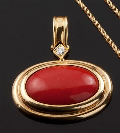 CIONDOLO Ciondolo in oro giallo con al centro grande corallo rosso taglio...