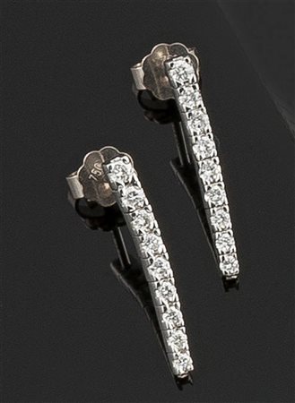 COPPIA DI ORECCHINI Coppia di orecchini pendenti in oro bianco con fila di...