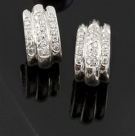 COPPIA DI ORECCHINI Coppia di orecchini in oro bianco, a forma di cerchio,...