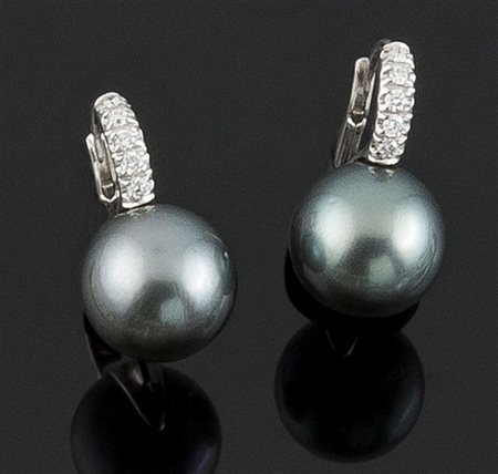 COPPIA DI ORECCHINI Coppia di orecchini in oro bianco, a monachella, con due...