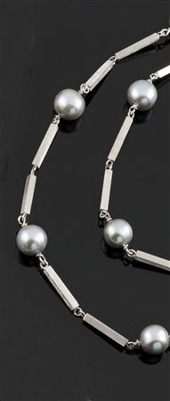 COLLANA DI PERLE Collana composta da perle di acqua dolce alternate a...