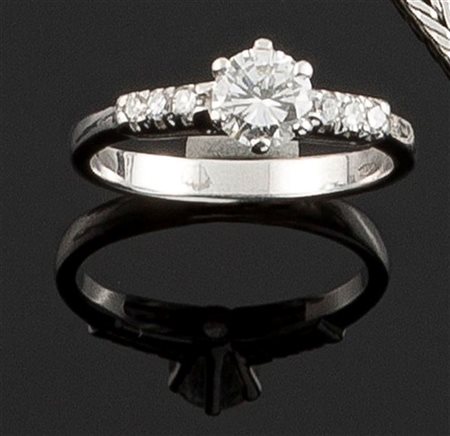 ANELLO Anello in oro bianco con diamante solitario taglio brillante di ct...