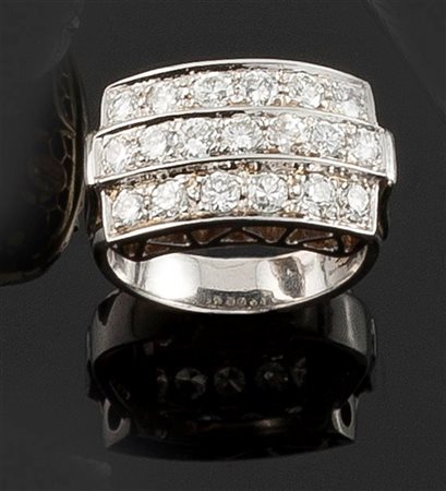 ANELLO Anello in oro bianco, a fascia, composto da file di diamanti taglio...