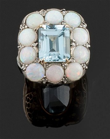 ANELLO Anello in oro giallo 14 Kt, sommità di forma quadrata, con al centro...