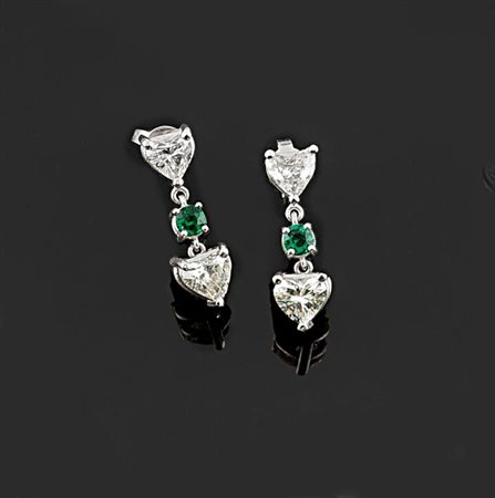 COPPIA DI ORECCHINI Coppia di orecchini pendenti in oro bianco con quattro...