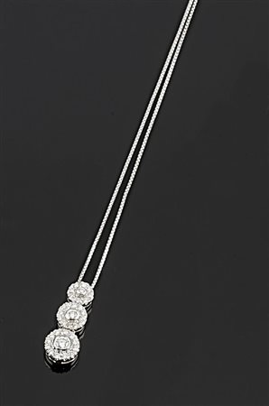 COLLANA Collana in oro bianco trattenente pendente mobile composto da tre tre...