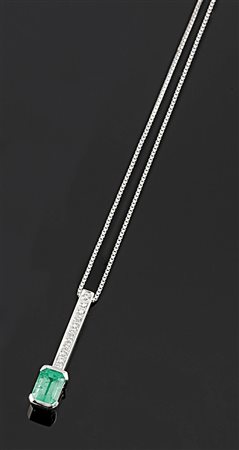 COLLANA Collana in oro bianco con ciondolo composto da un elemento verticale...