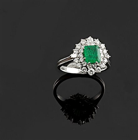 ANELLO Anello in oro bianco con al centro smeraldo di taglio rettangolare...