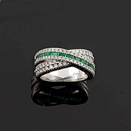 ANELLO Anello in oro bianco composto da due fasce intrecciate, in diamanti...