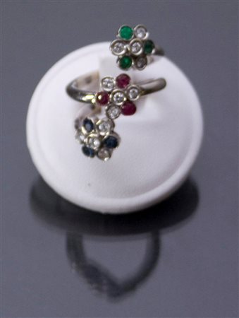ANELLO Anello in oro bianco, sommità composta da tre fiori stilizzati, con...